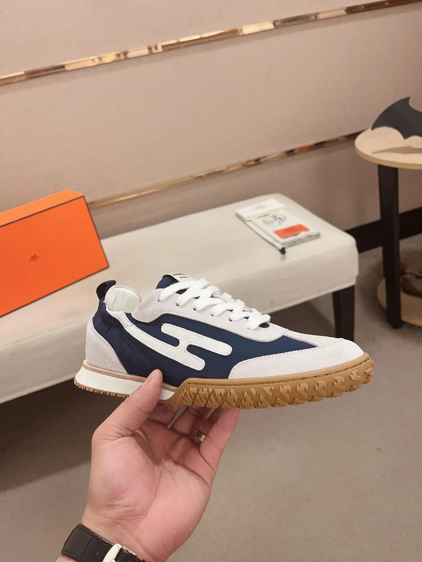 Men's men's shoes 💰: 720💰 Hermes top version # Couple style 💏 24ss casual sneakers Suede goatskin sneakers decorated with contrasting patterns and iconic "H" details, beautifully packaged at the delivery counter 🛍📦 Fabric: suede + cowhide Lining: mixed sheep lining Outsole: original TPU Bottom thickness: 2CM Size: 35-44